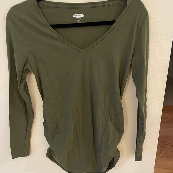 Lot of three Old Navy maternity shirts. - Picture 6 of 14